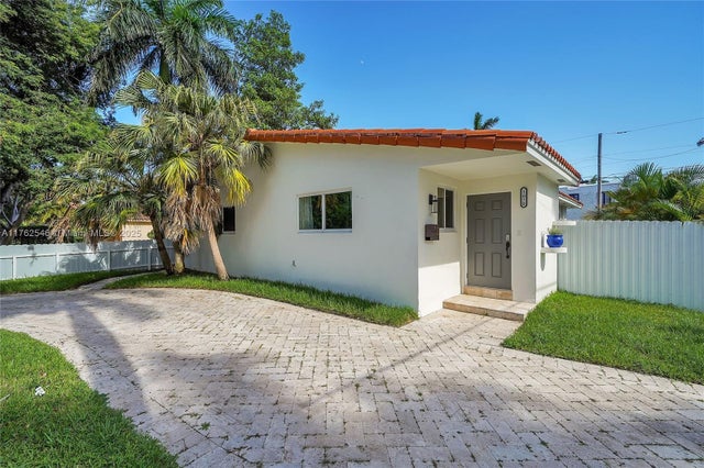 2 of 35 - 1070 Tyler St, Hollywood, FL