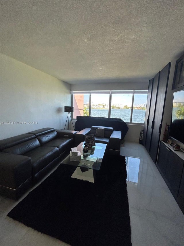 1 of 17 - 18555 Ne 14th Ave 609, Miami, FL