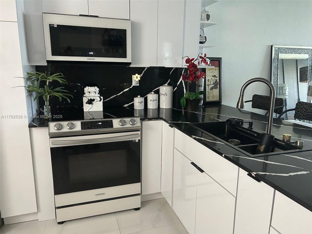 3 of 17 - 18555 Ne 14th Ave 609, Miami, FL