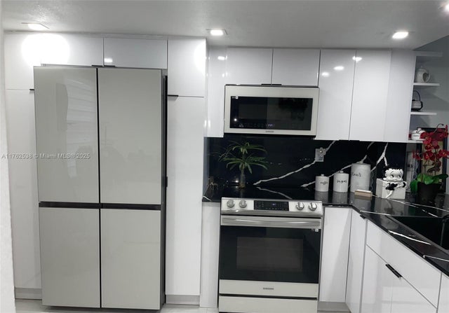 4 of 17 - 18555 Ne 14th Ave 609, Miami, FL