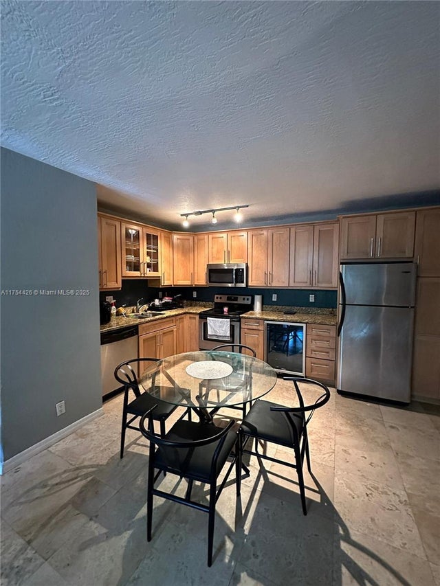 3 of 22 - 530 Ne 15th Ct 1, Fort Lauderdale, FL