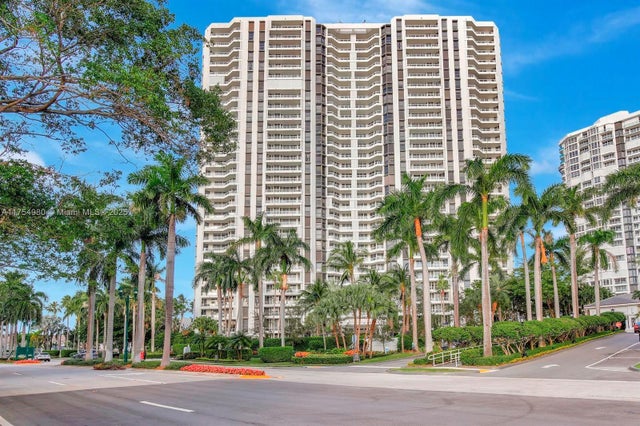 1 of 58 - 21205 Yacht Club Dr 1802, Aventura, FL