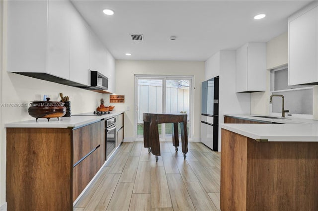 4 of 39 - 14914 Sw 142nd Pl, Miami, FL
