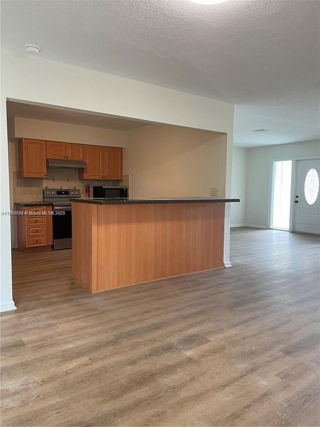 2 of 6 - 902 N 13th Ave, Hollywood, FL