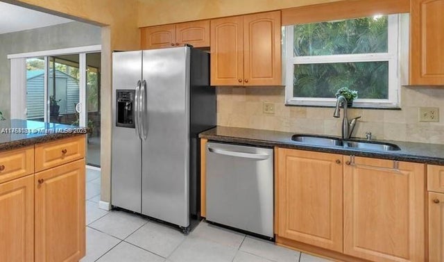 3 of 6 - 902 N 13th Ave, Hollywood, FL