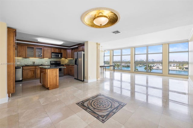 2 of 42 - 5055 Collins Ave 6m, Miami Beach, FL