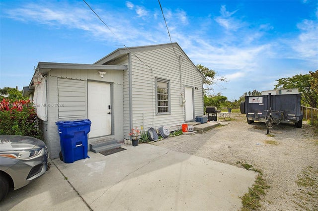 3 of 21 - 3021 Avenue J, Riviera Beach, FL
