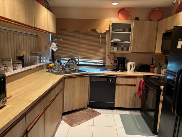 3 of 5 - 5145 Nw 75th Ave, Lauderhill, FL