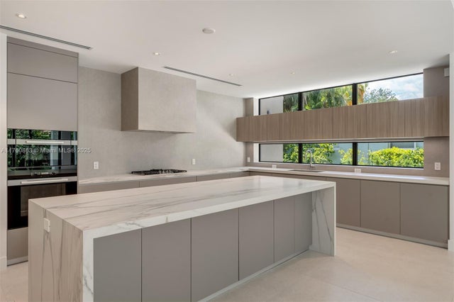 5 of 35 - 5921 Sw 84th St, South Miami, FL