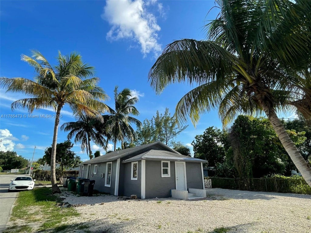 900 Nw 80th St, Miami