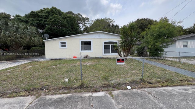 2 of 30 - 607 N 19th St, Fort Pierce, FL