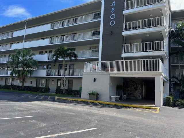 2 of 31 - 4800 Hillcrest Ln 402, Hollywood, FL