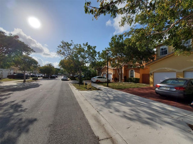 3 of 34 - 11009 Nw 80th Ln, Doral, FL