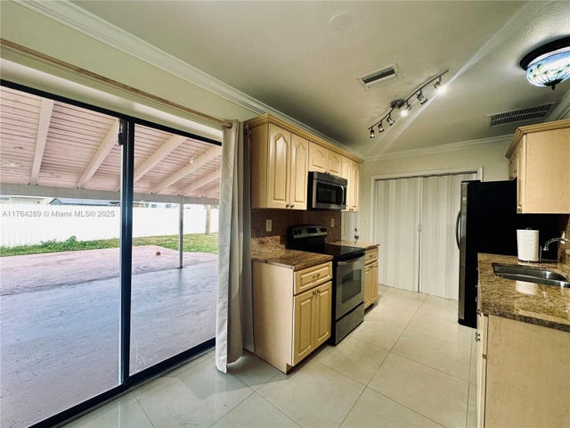 4 of 13 - 1441 N 72nd Ave, Hollywood, FL