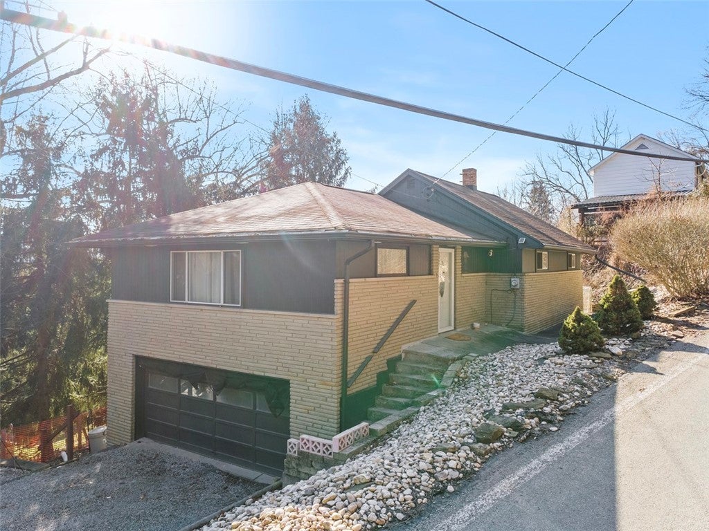 2219 Hill Road, South Heights