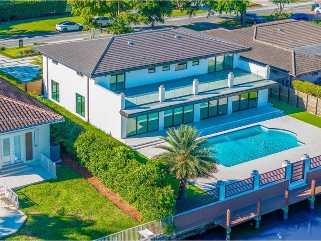406 Holiday Dr, Hallandale Beach