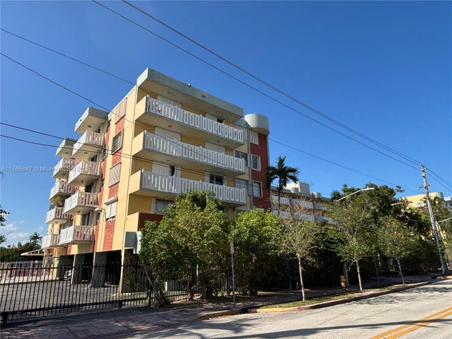 2 of 8 - 7900 Tatum Waterway Dr 413, Miami Beach, FL