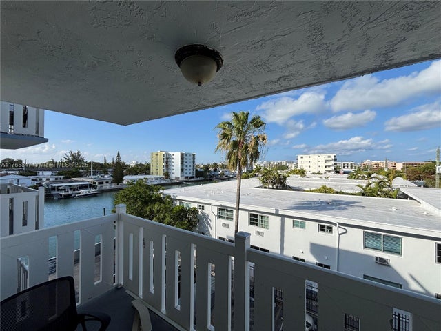 3 of 8 - 7900 Tatum Waterway Dr 413, Miami Beach, FL