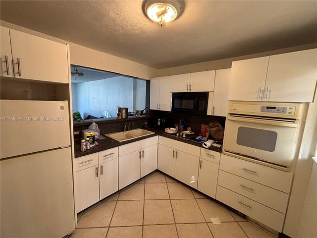 4 of 8 - 7900 Tatum Waterway Dr 413, Miami Beach, FL