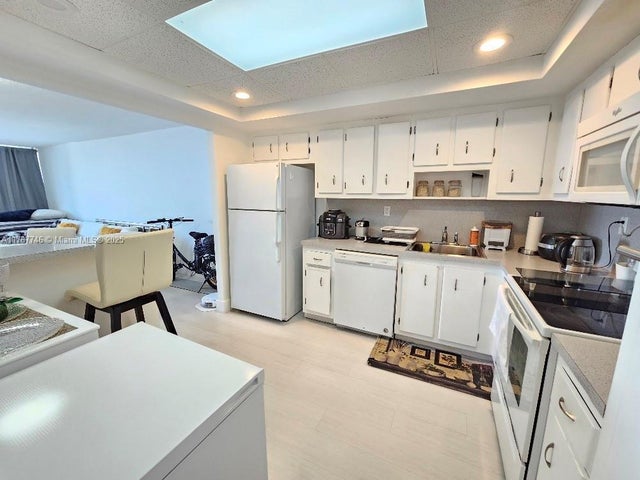 18031 Biscayne Blvd 603, Aventura