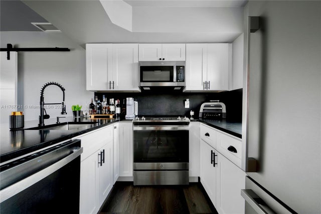 4 of 24 - 609 Ne 13th Ave 302, Fort Lauderdale, FL