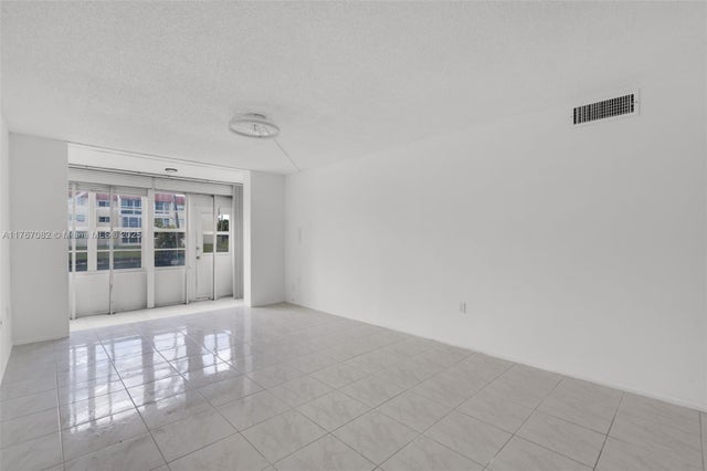 5 of 30 - 8040 N Sunrise Lakes Dr 106, Sunrise, FL