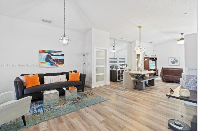 4 of 25 - 19045 Nw 86th Ave, Hialeah, FL