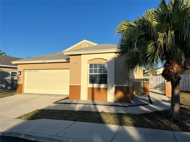 1 of 2 - 200 W Riverbend Dr, Sunrise, FL