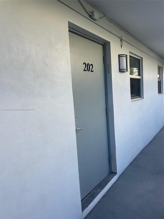 5 of 27 - 716 Michigan Ave 202, Miami Beach, FL