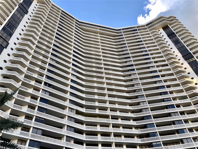 4 of 25 - 1000 W Island Blvd 712, Aventura, FL