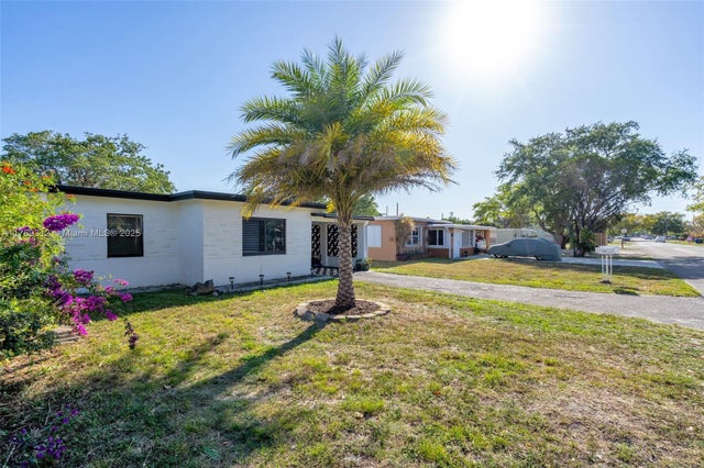 2 of 31 - 5844 Garfield St, Hollywood, FL