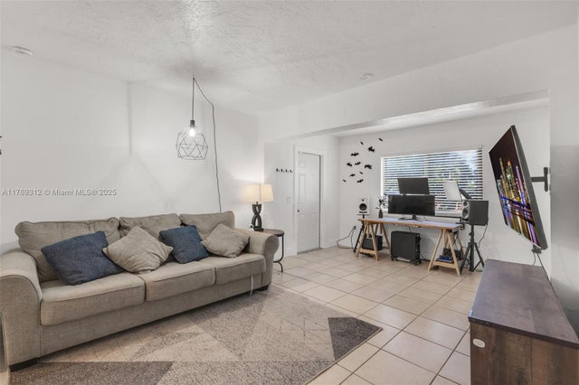 4 of 31 - 5844 Garfield St, Hollywood, FL