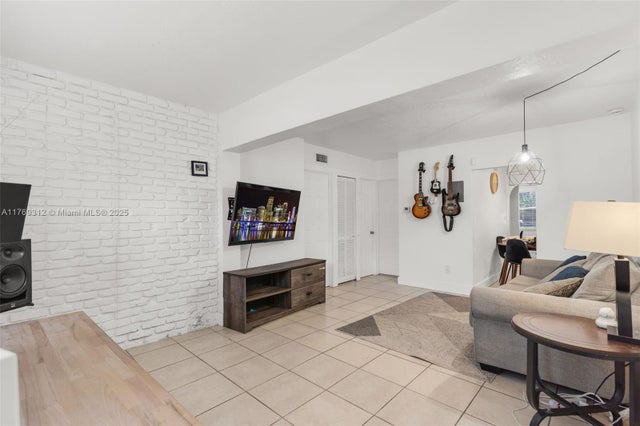 5 of 31 - 5844 Garfield St, Hollywood, FL