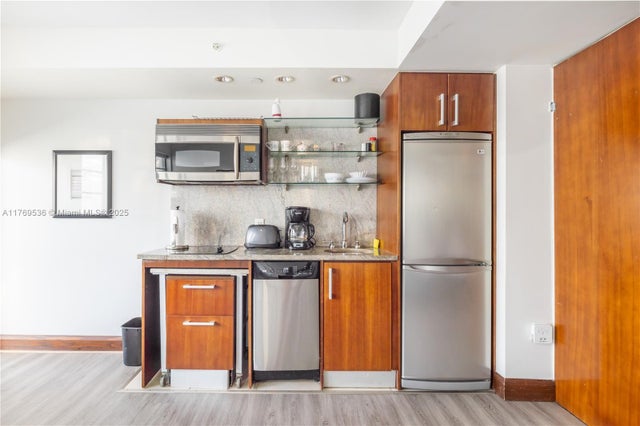 4 of 8 - 1024 Ocean Dr A404, Miami Beach, FL