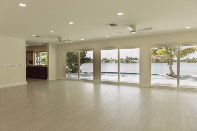 3 of 34 - 2255 Ne 207th St, Miami, FL