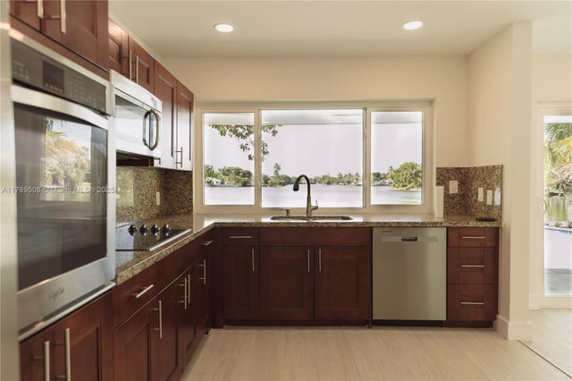 5 of 34 - 2255 Ne 207th St, Miami, FL