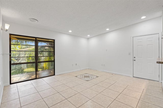 5 of 34 - 915 Ne 199th St 202-15, Miami, FL