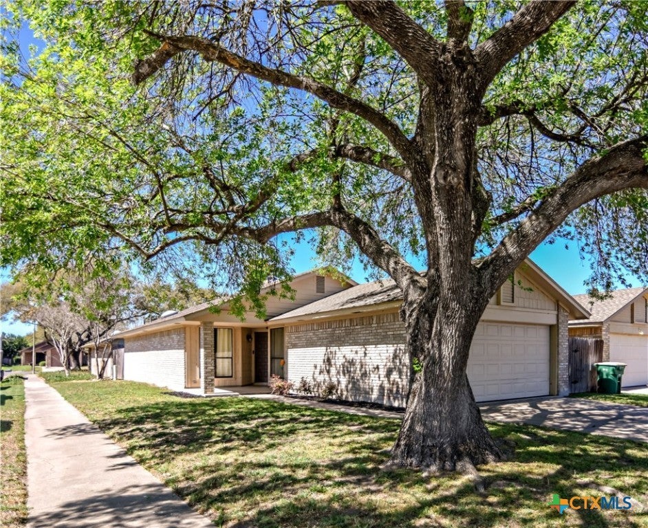 212 Planters Drive, Victoria