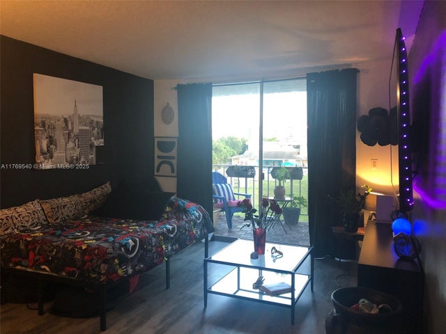 4 of 15 - 1600 Tallwood Ave 308, Hollywood, FL