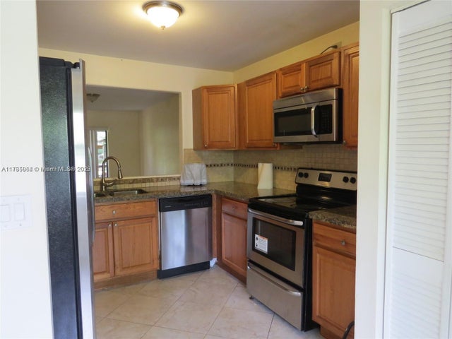 4 of 19 - 216 Lakeside Cir, Sunrise, FL
