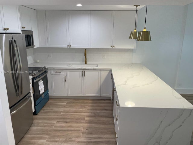 4 of 10 - 100 Edgewater Dr 101, Coral Gables, FL