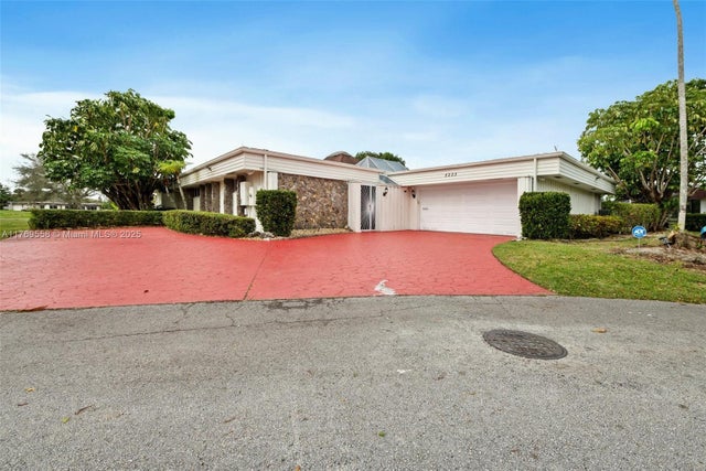 1 of 38 - 5203 Yellow Pine Ln, Tamarac, FL