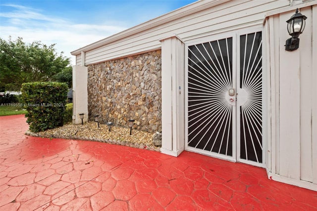 3 of 38 - 5203 Yellow Pine Ln, Tamarac, FL