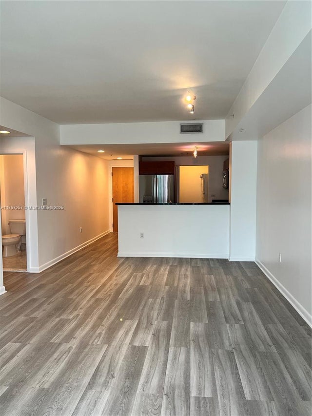 1 of 24 - 244 Biscayne Blvd 2609, Miami, FL