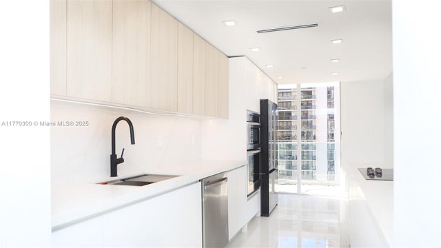 2 of 41 - 19707 Turnberry Way 22d, Aventura, FL