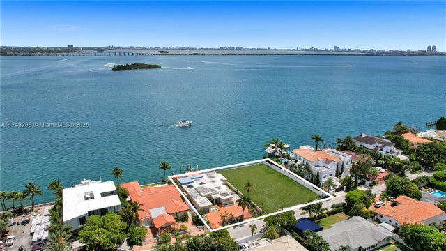 3 of 10 - 851 N Venetian Dr, Miami, FL