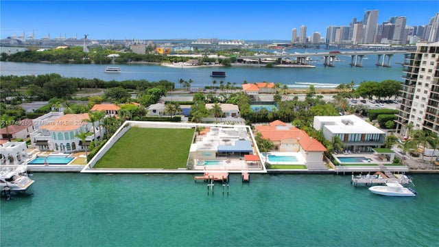 4 of 10 - 851 N Venetian Dr, Miami, FL