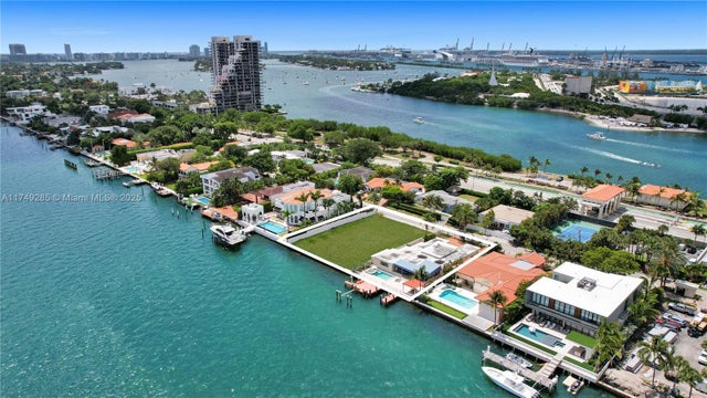 5 of 10 - 851 N Venetian Dr, Miami, FL
