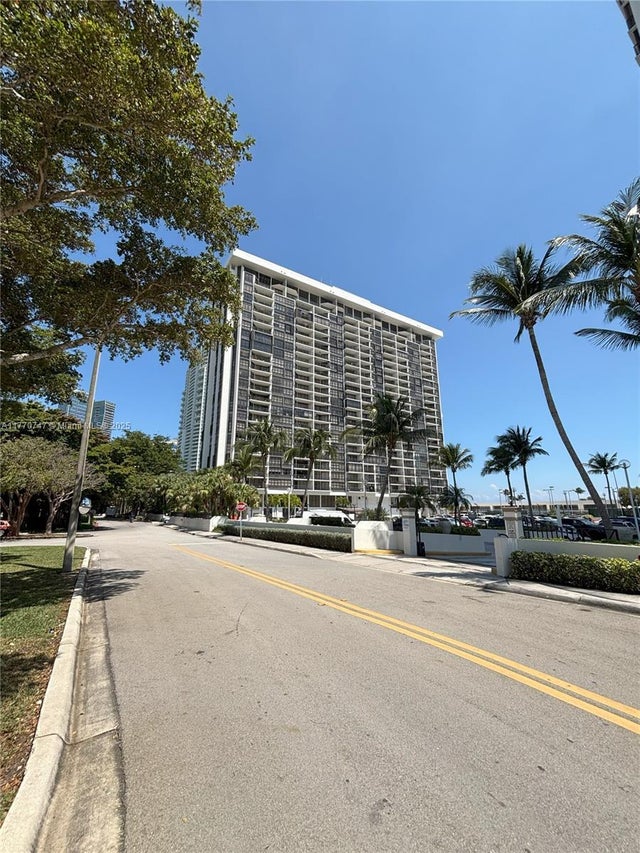 2 of 16 - 1901 Brickell Ave B2310, Miami, FL
