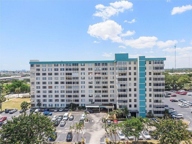 1 of 35 - 4330 Hillcrest Dr 1017, Hollywood, FL